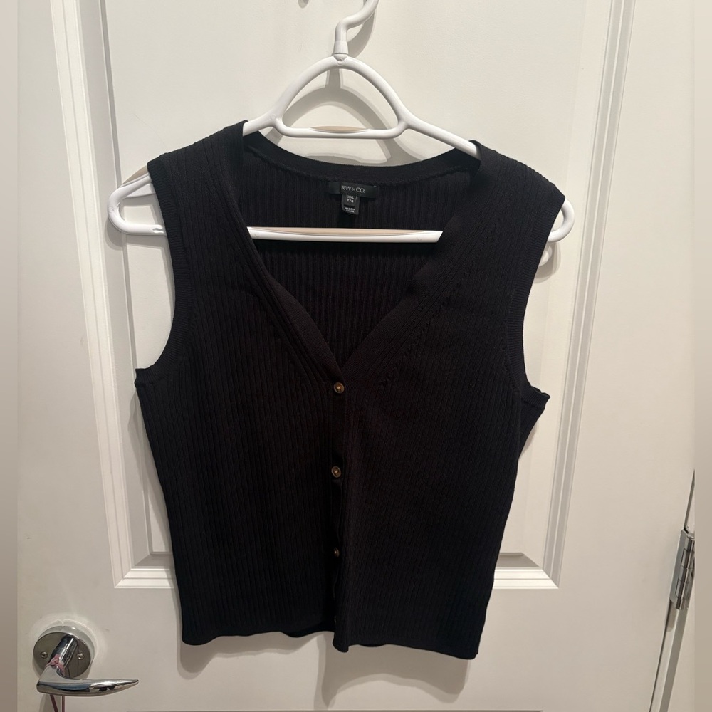 RW&CO. Black Ribbed Button-Front Tank Top